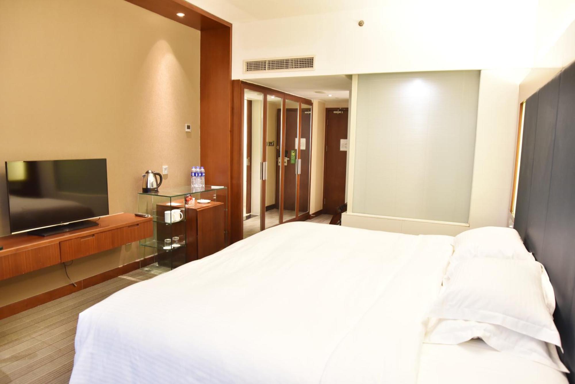 Holiday Inn Shanghai Pudong, an IHG Hotel Bagian luar foto
